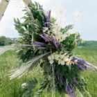 Kleines, lavendelfarbenes Blumengesteck für den Traubogen