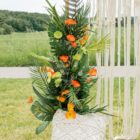 Einseitiges, tropisches Blumengesteck für den Traubogen in orange