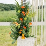Einseitiges, tropisches Blumengesteck für den Traubogen in orange