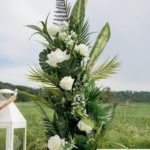 Einseitiges, tropisches Blumengesteck für den Traubogen in weiß